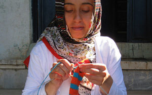 woman_knitting_1